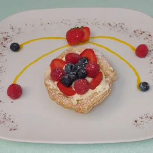 Cestino di pasta sfoglia con frutti di bosco