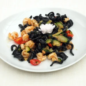 Corallo nero con gamberetti*, zucchine e pomodorini