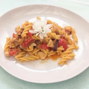 Fusilli con pescatrice, melanzane e pomodorini