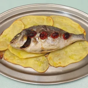 Orata o branzino al forno su letto di patate