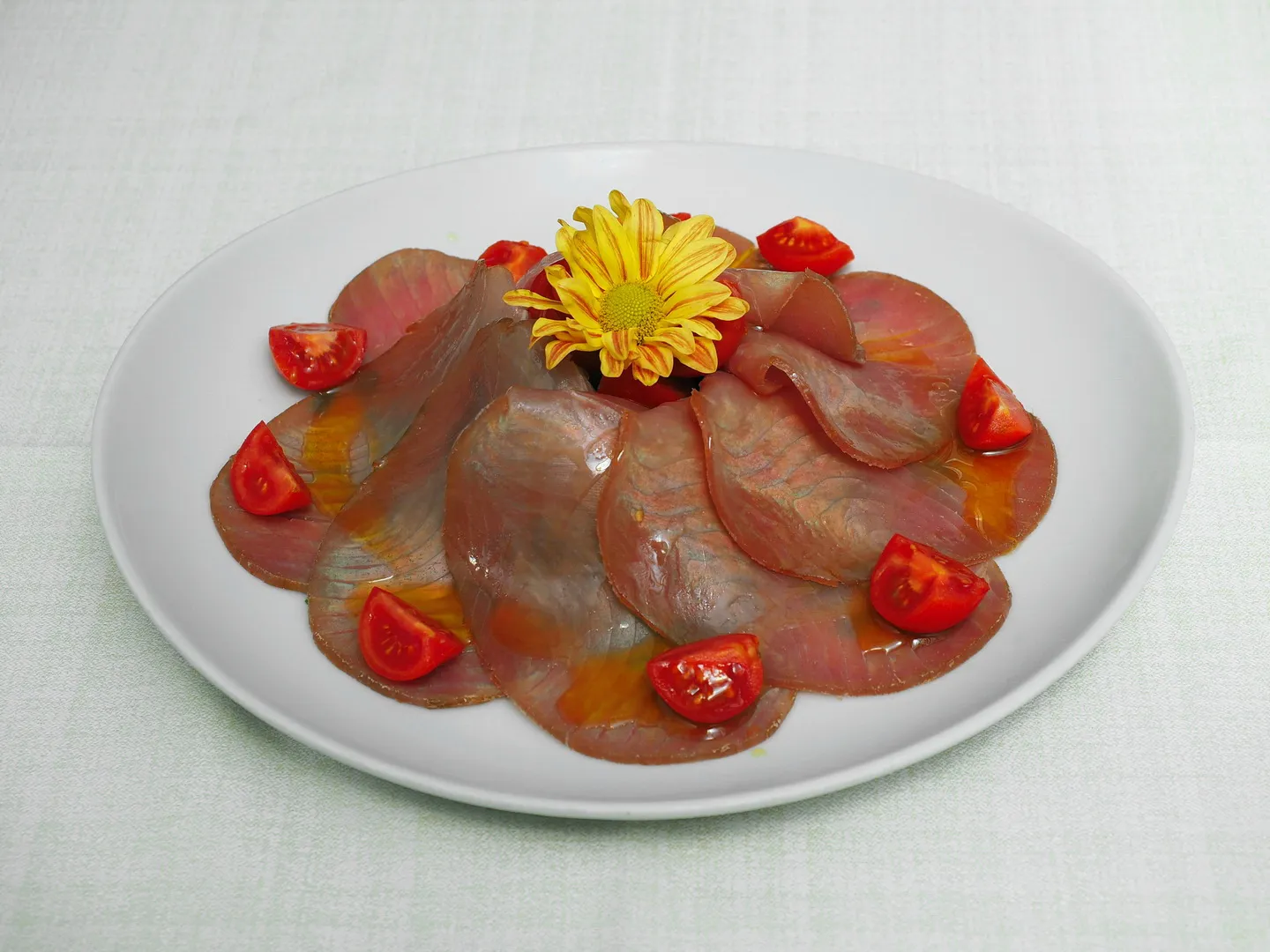 Tonno affumicato con rucola e pomodorini