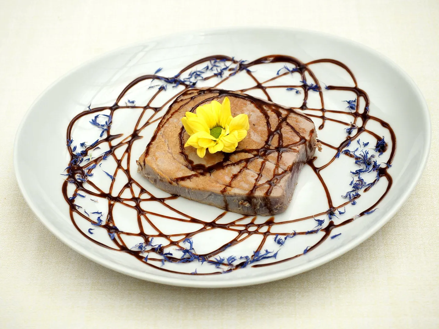 Tonno* scottato con riduzione di aceto balsamico